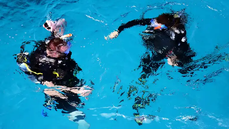 Scuba diving Perhentian Island : An image of scuba divers learning discovery scuba dive (dsd) in the confined sea with Perhentian Island PADI Courses