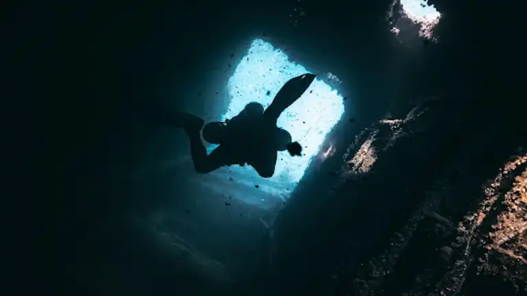 Scuba diving Perhentian Island : An image of Matahari Divers team diving at Sugar wreck dive site